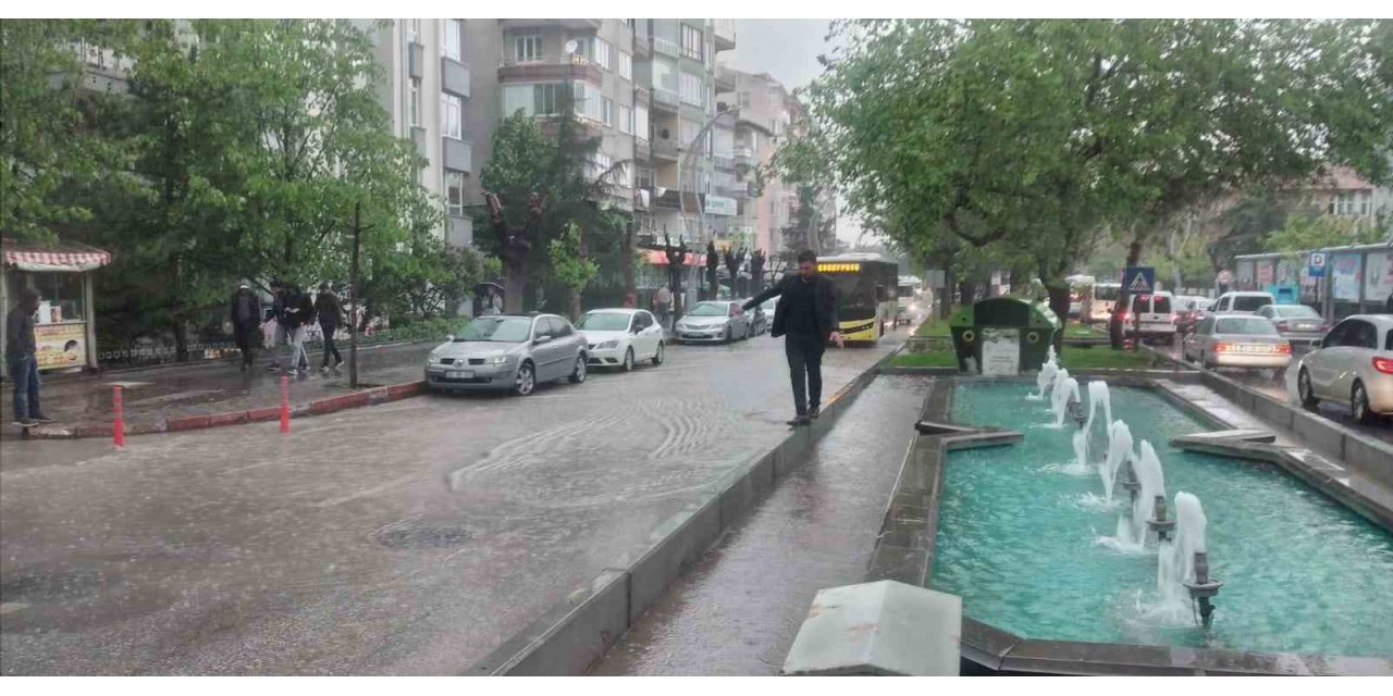 Afyonkarahisar’da sağanak hayatı felç etti