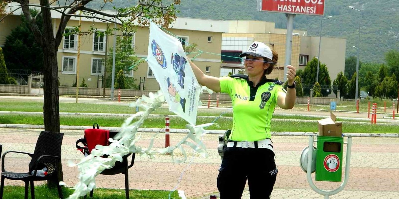 Trafik Haftası’nda depremzede çocuklar uçurtma şenliğinde eğlendi