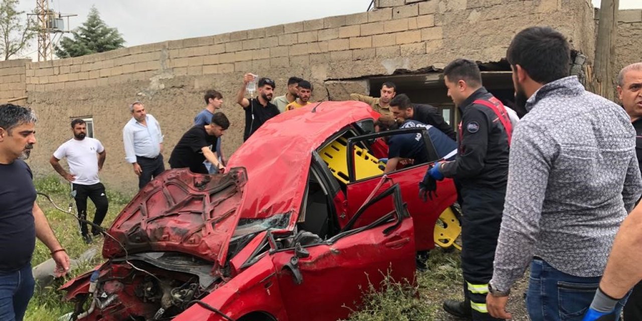 Direksiyon hakimiyetini kaybeden araç güvenlik kulübesine girdi