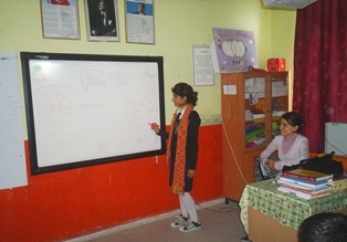 DSİ Genel Müdürü doğduğu köye akıllı tahta hediye etti