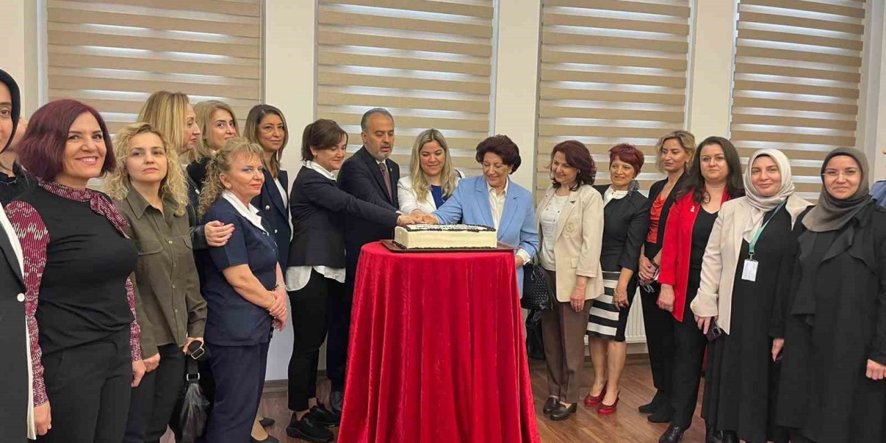 Bursa Büyükşehir’den hemşirelere karanfilli kutlama