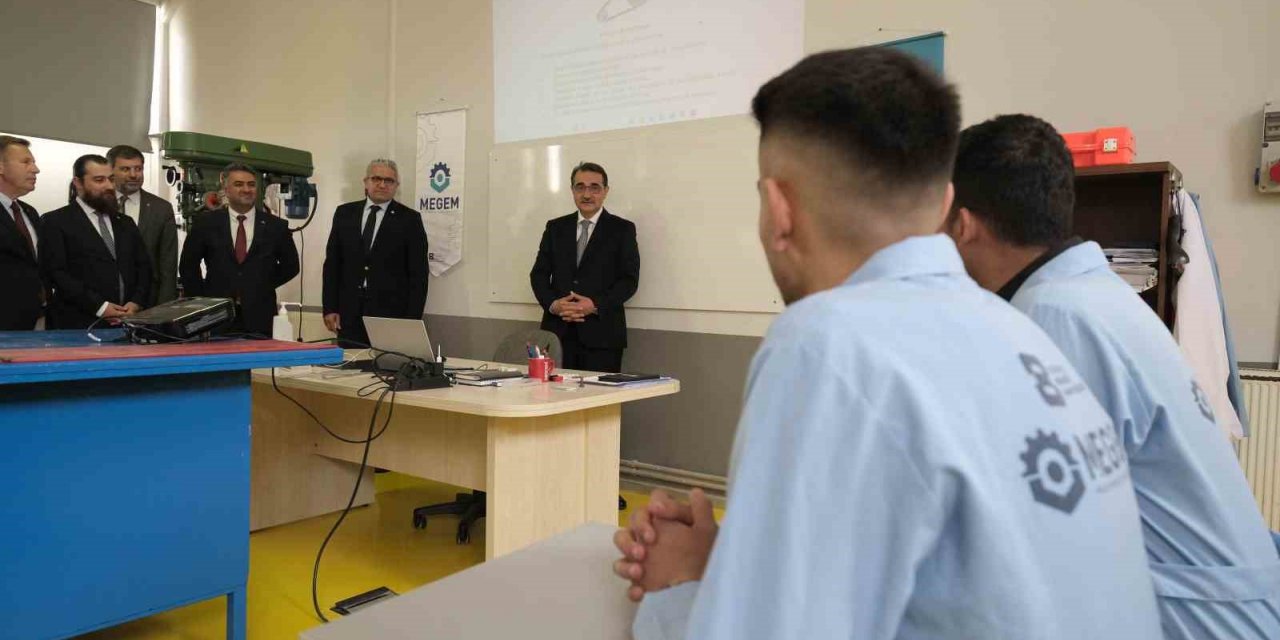 Bakan Dönmez MEGEM’de eğitim alan kursiyerlerle bir araya geldi