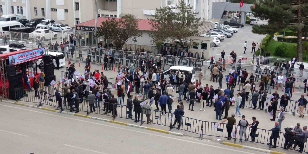 Van’ın bağımsız adayının mitingine 100 kişi katıldı