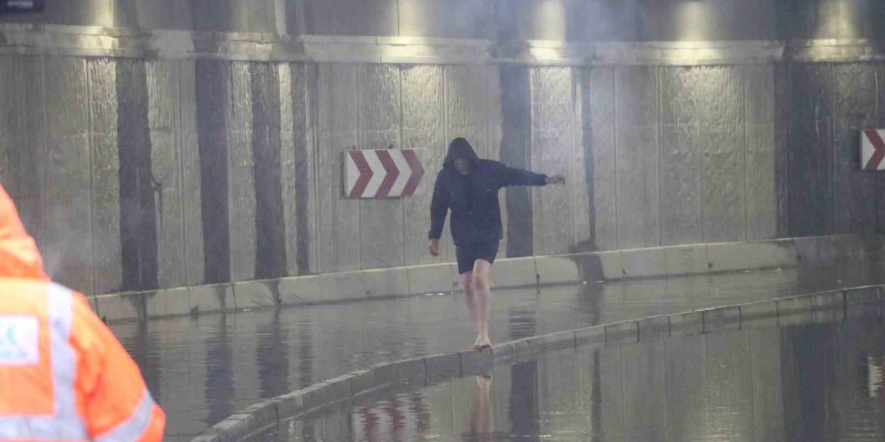 Canlarını kurtarmak için suda mahsur kalan aracın üstüne çıktılar