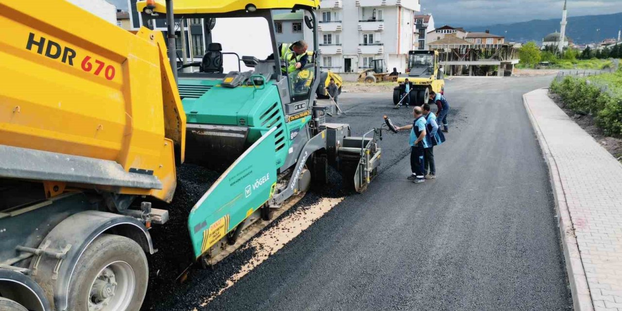 Bayraktar Caddesi’ne 650 ton asfalt serimi