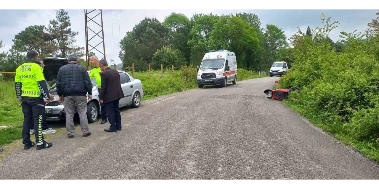 Motosiklet ile otomobil kafa kafaya çarpıştı