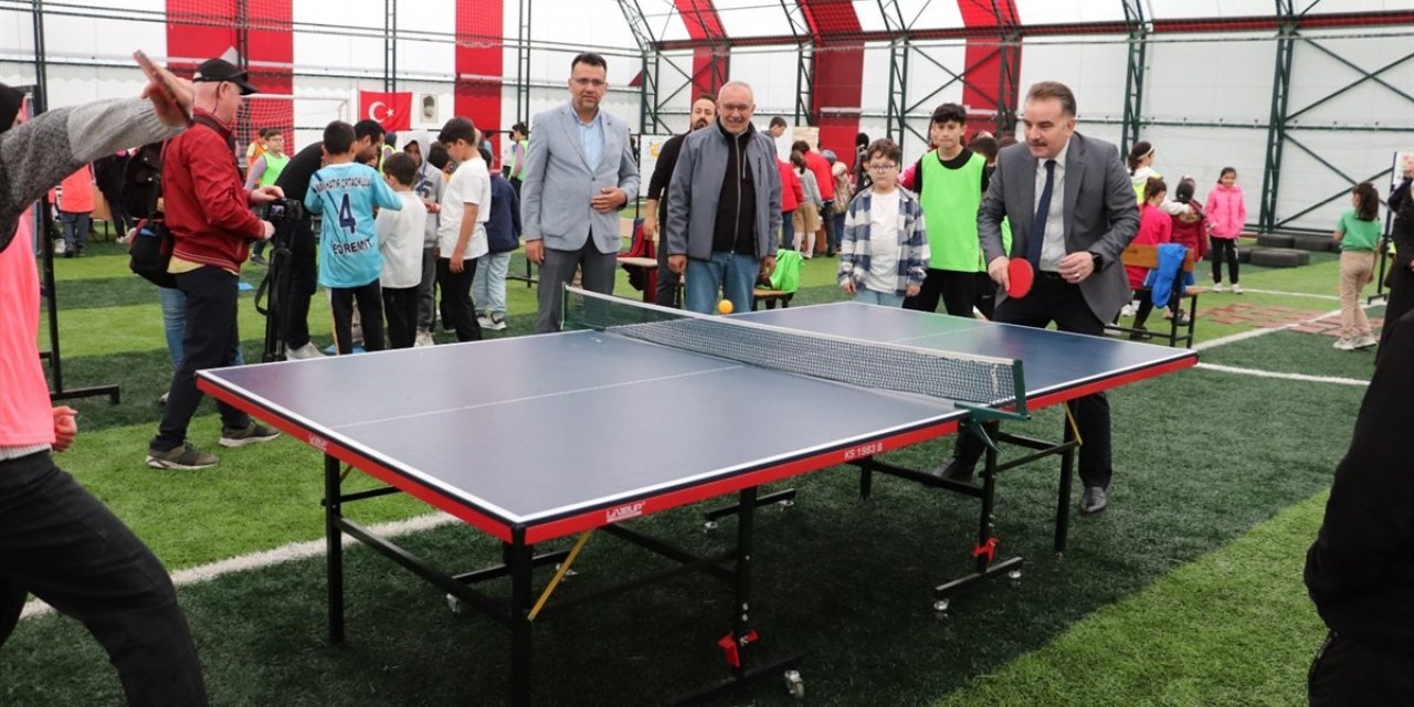 Edremit’te depremzede öğrencilere çocuk şenliği