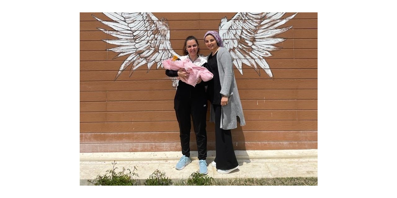 Gençlik Kampı’nda kalan depremzede ailenin bebek mutluluğu