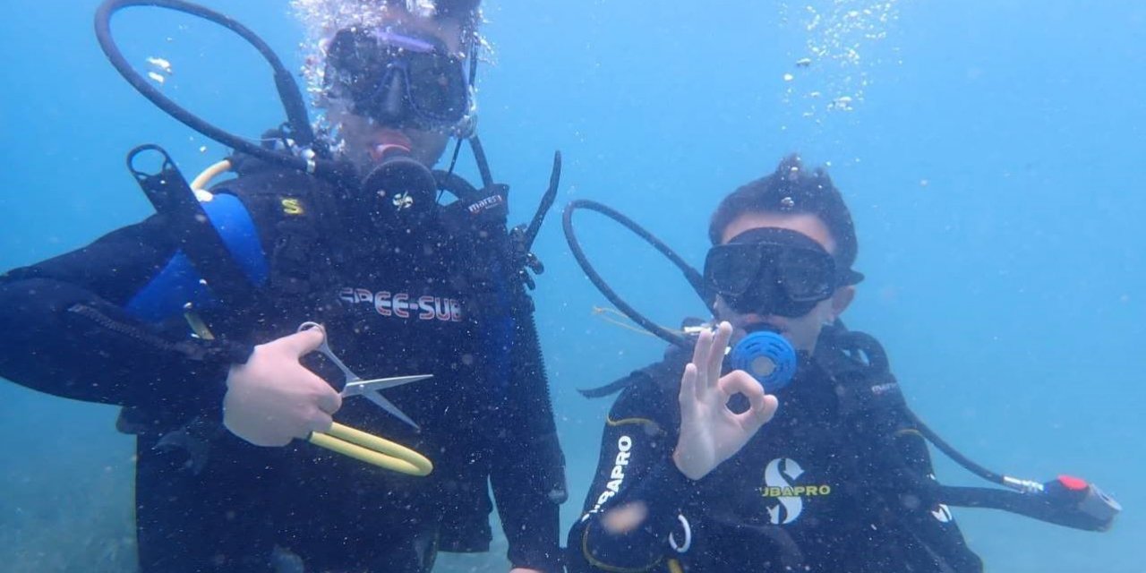 Denizin 5 metre altında saç tıraşı yaptı, fısfıs kullanmayı bırakmadı