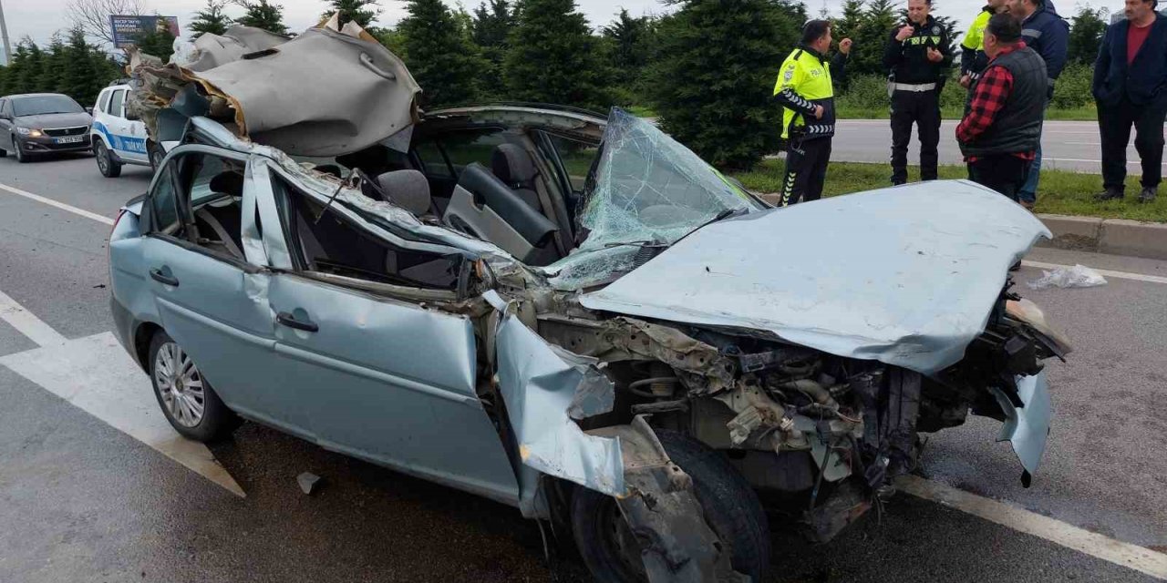Oy kullanmak için memleketlerine giden ailenin aracı tıra çarptı: 1’i ağır 4 yaralı