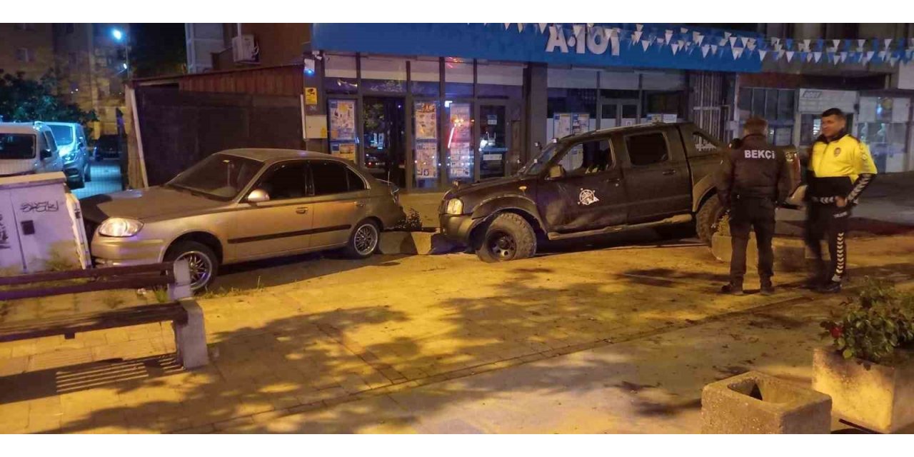 Alkollü şahıs önce saksıya sonra park halindeki araca çarpıp kaçtı