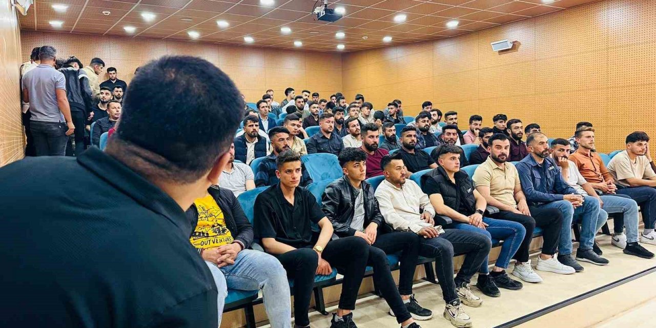 Başkan Babat, gençlerle bir araya gelerek sorunlarını dinledi