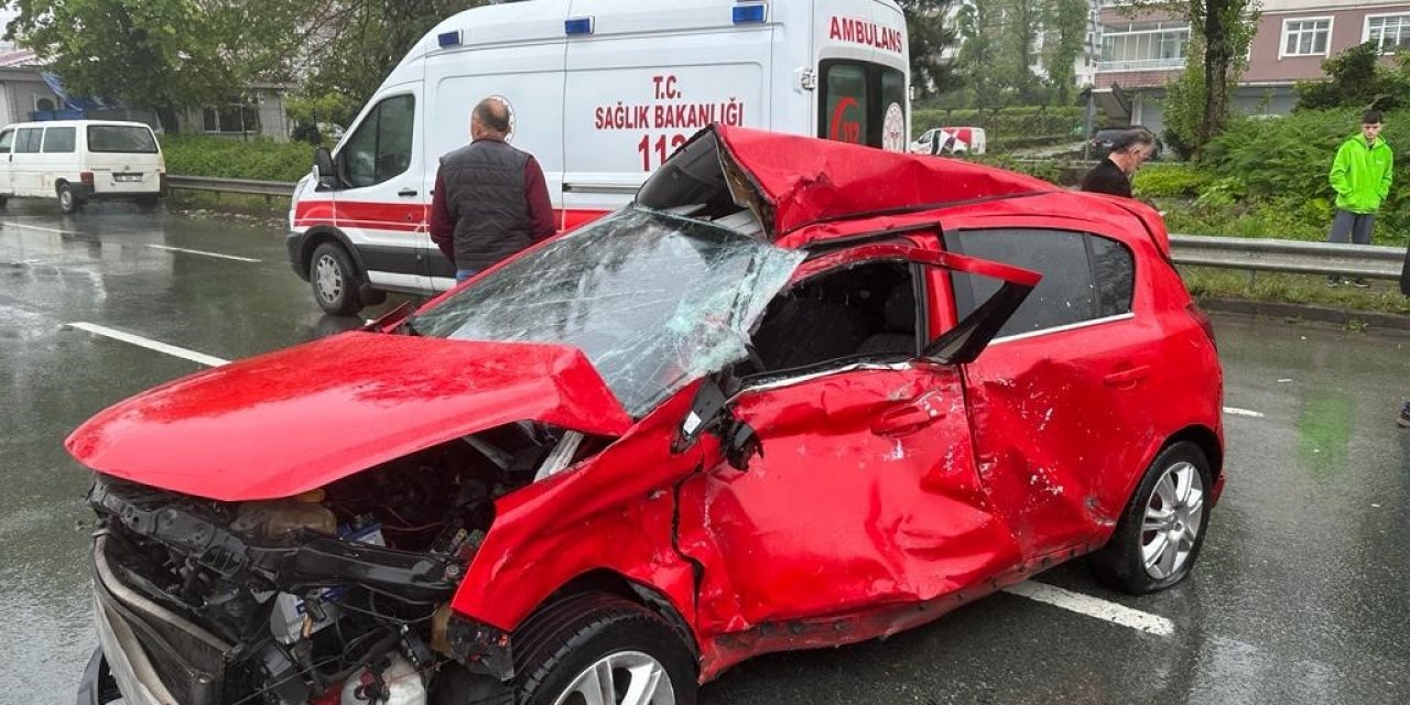 Tırın çarptığı otomobilde bulunun anne kız yaralandı