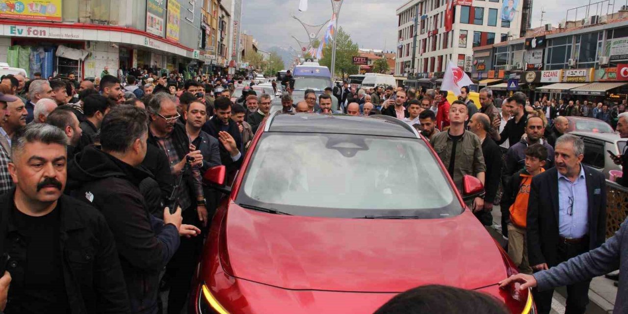 Türkiye’nin yerli otomobili TOGG Erzincan’da yoğun ilgi gördü
