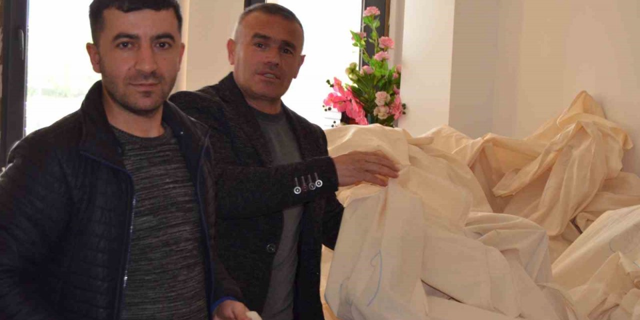 Varto’da sandık başkanları torbalarını seçim bürosundan aldılar
