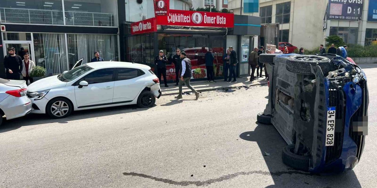 Tuzla’da park halindeki araçlara çarpan otomobil yan yattı: 2 yaralı