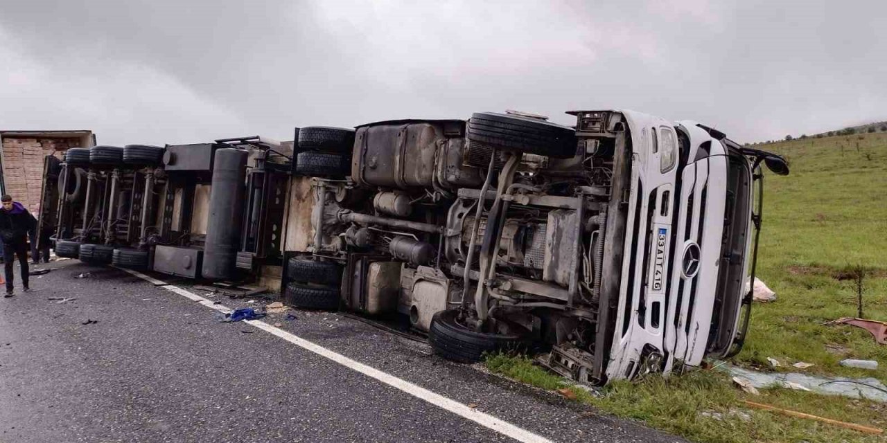Elazığ’da tır yan yattı: 1 yaralı