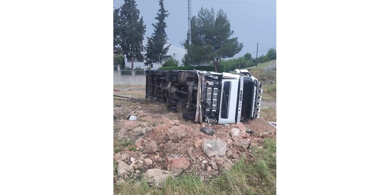 Kontrolden çıkan kamyon devrildi: 1 yaralı