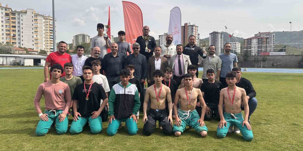 Kayseri’de okul müsabakalarında bir ilk: Karakucak Güreş Müsabakaları başladı