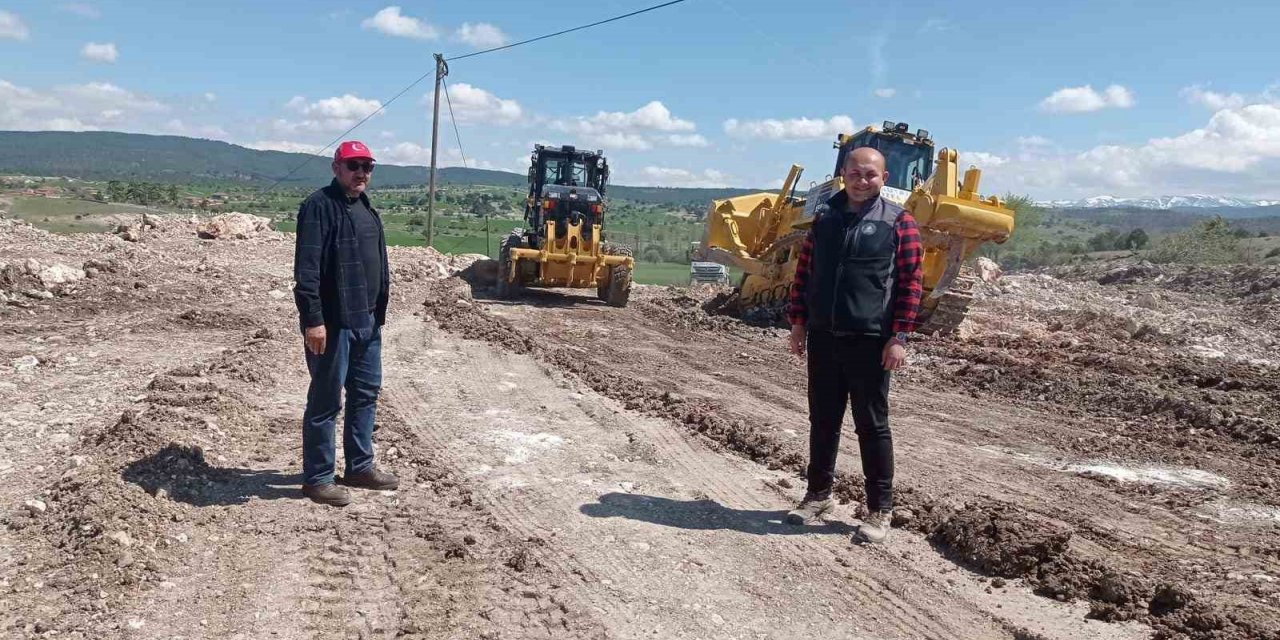 Çavdarhisar Yenicearmutçuk-İlcikören köyleri arasında yol onarım bakım çalışması