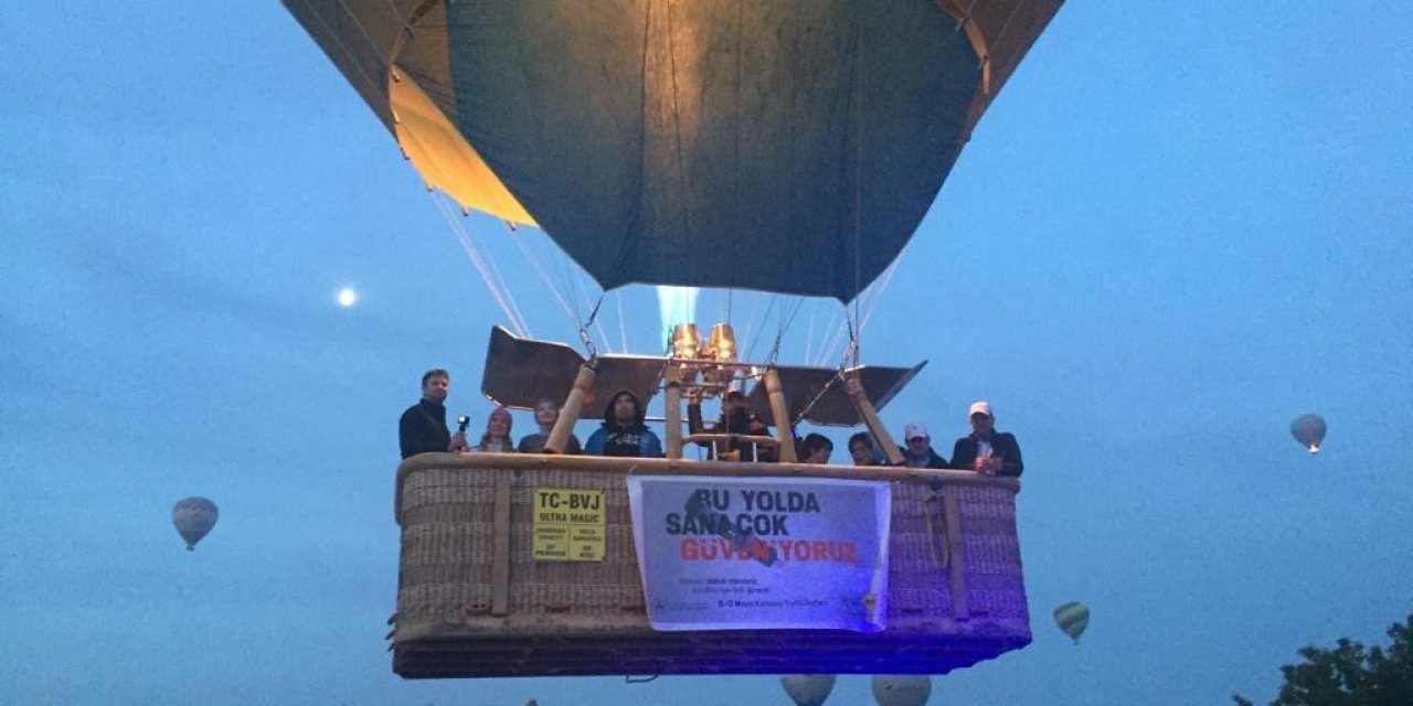 Nevşehir’de sıcak hava balonları ’Bu Yolda Sana Çok Güveniyoruz’ pankartıyla havalandı