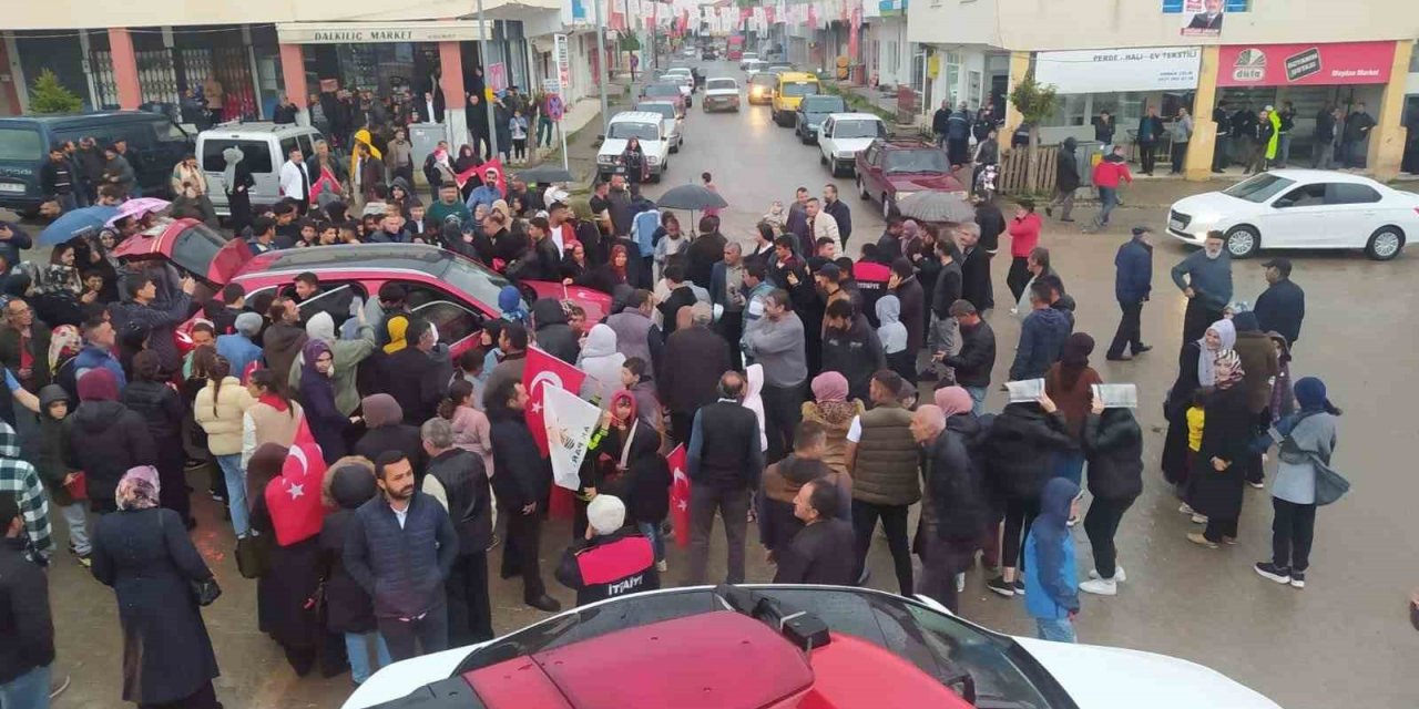 Yağmurun altında saatlerce TOGG’u beklediler