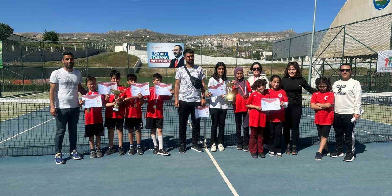 Küçük sporculardan teniste büyük başarı