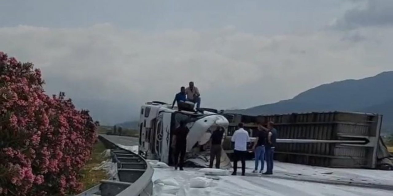 Osmaniye’de gübre yüklü tır devrildi