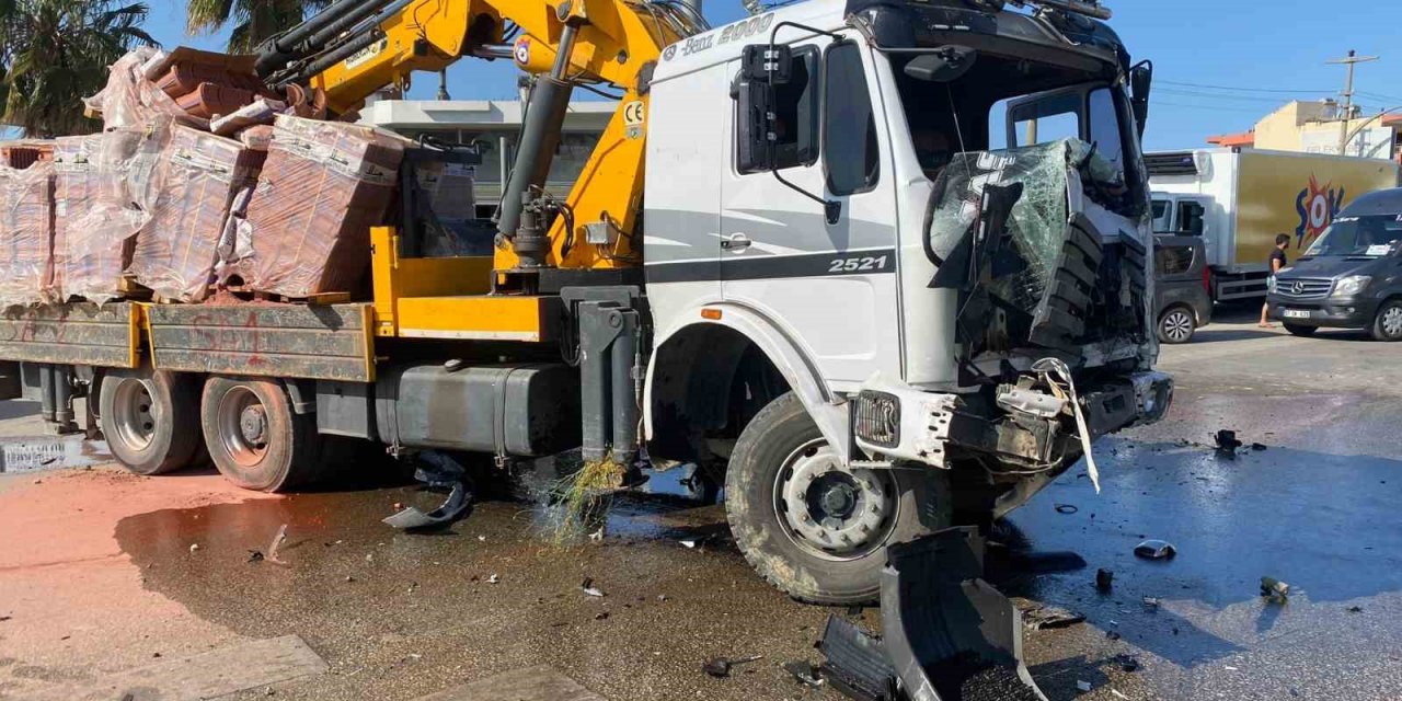 Tır, vinç ve kamyonetin karıştığı kazada 1 kişi yaralandı