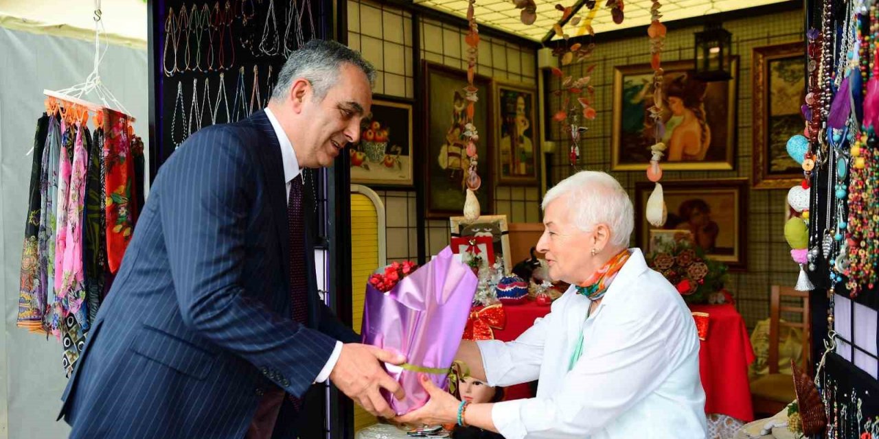 Başkan Esen’den çalışan annelere çiçek