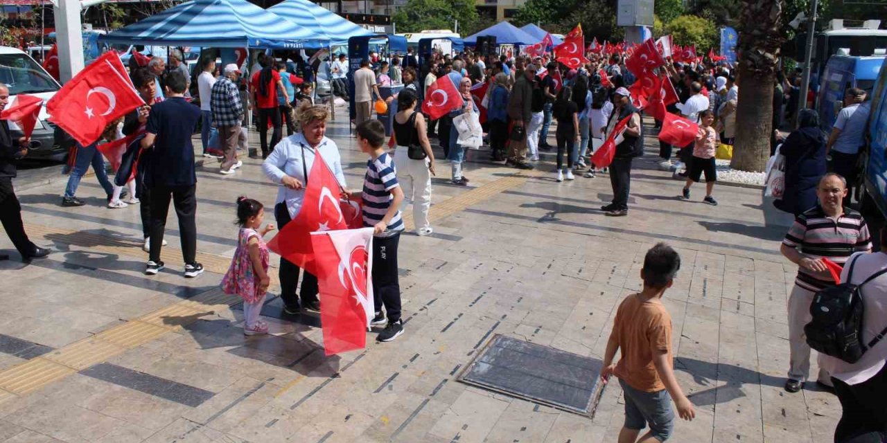 Yasaklara saatler kala meydanlarda seçim hareketliliği