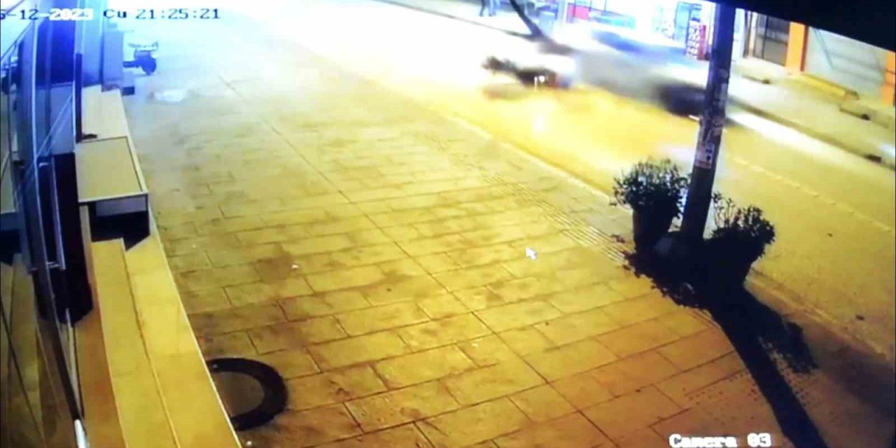 Otomobilin çarptığı motosikletli sürücü metrelerce böyle havaya uçtu
