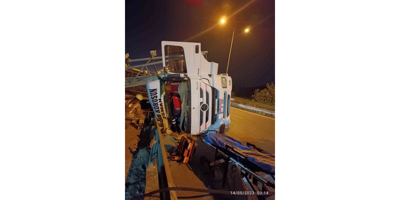 Tuzla’da damperi açık kalan tır EDS kamera platformuna çarpıp devrildi