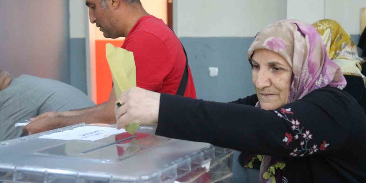 Diyarbakır’da vatandaşlar oy kullanmaya başladı