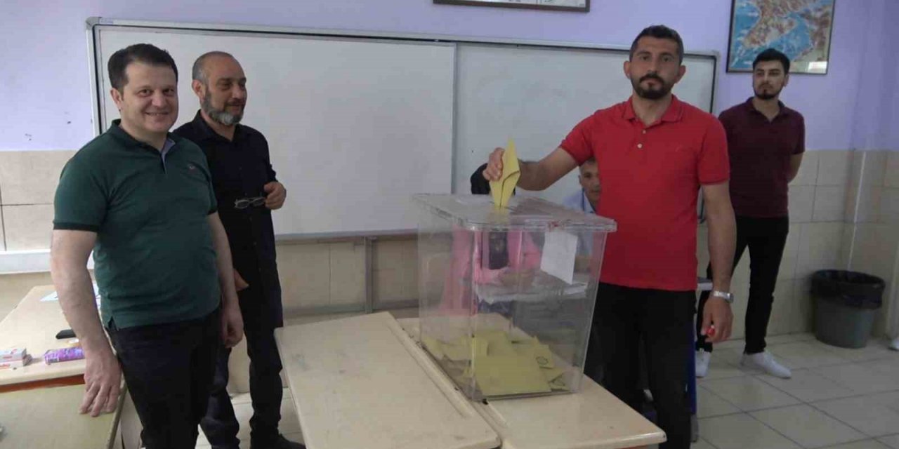 Deprem bölgesi Osmaniye’de oy kullanma işlemi başladı