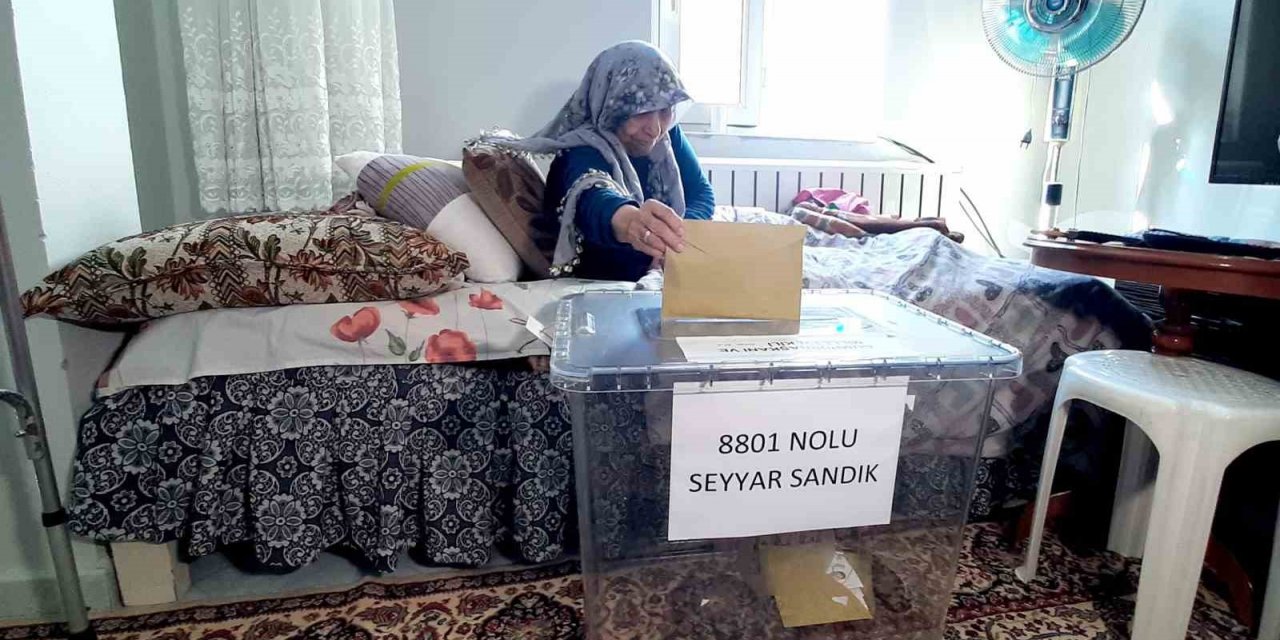 Sandığa gidemeyenlere seyyar sandık gitti