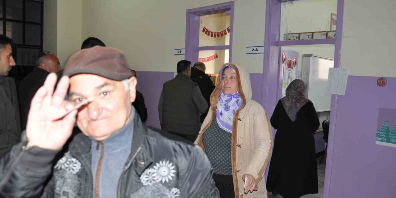 Kars’ta oy kullanma işlemi başladı