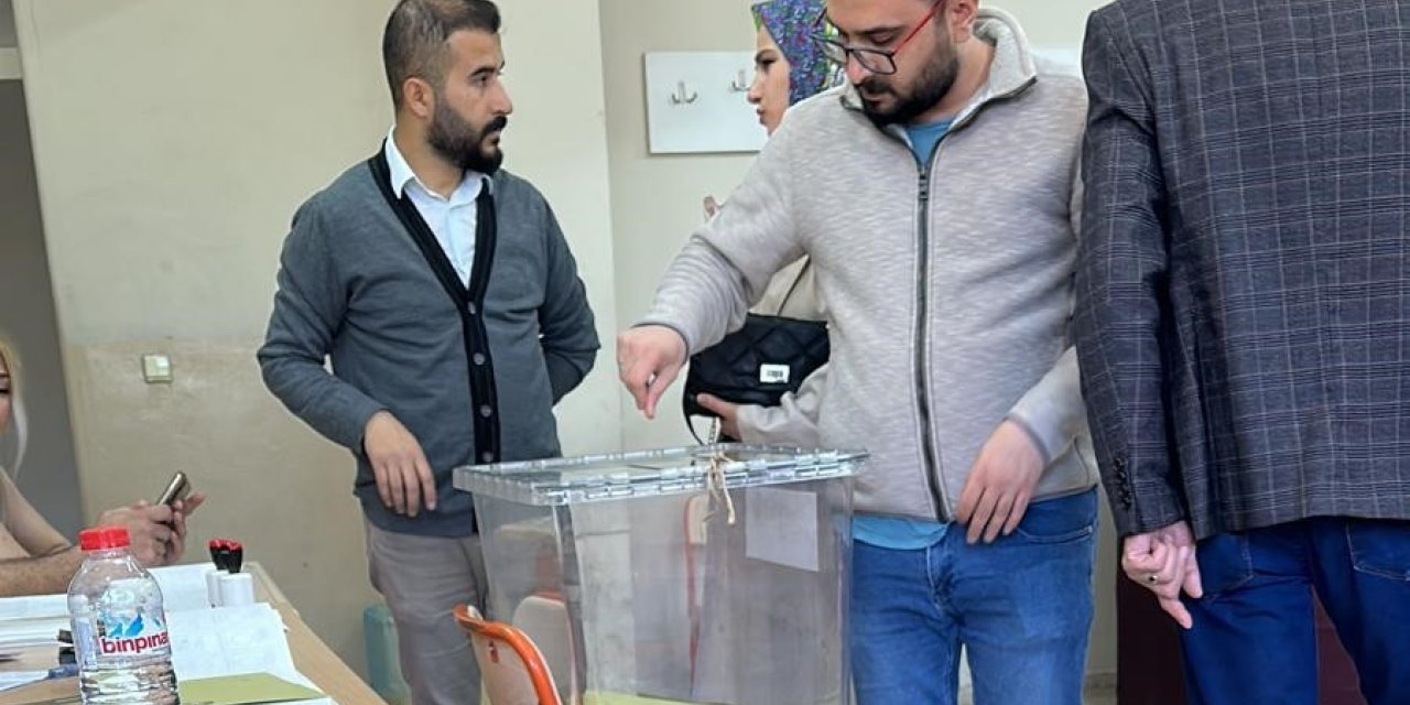 Siirt’te vatandaşlar oy kullanmaya başladı