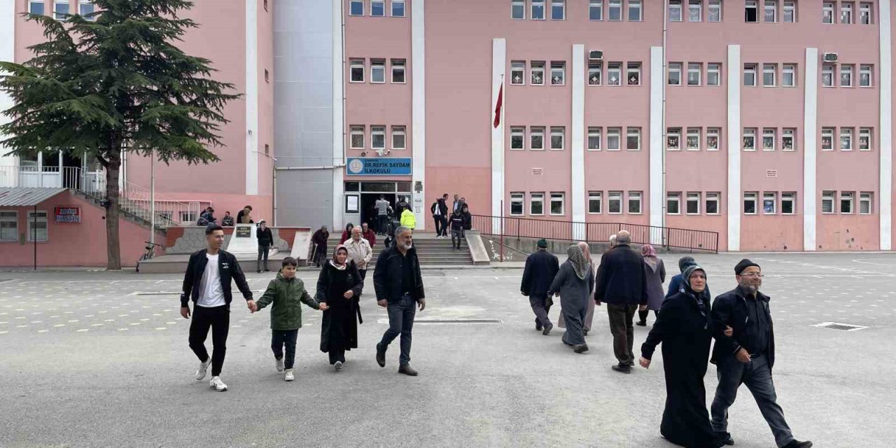 Çankırı’da vatandaşlar oy kullanmak için okulların yolunu tuttu