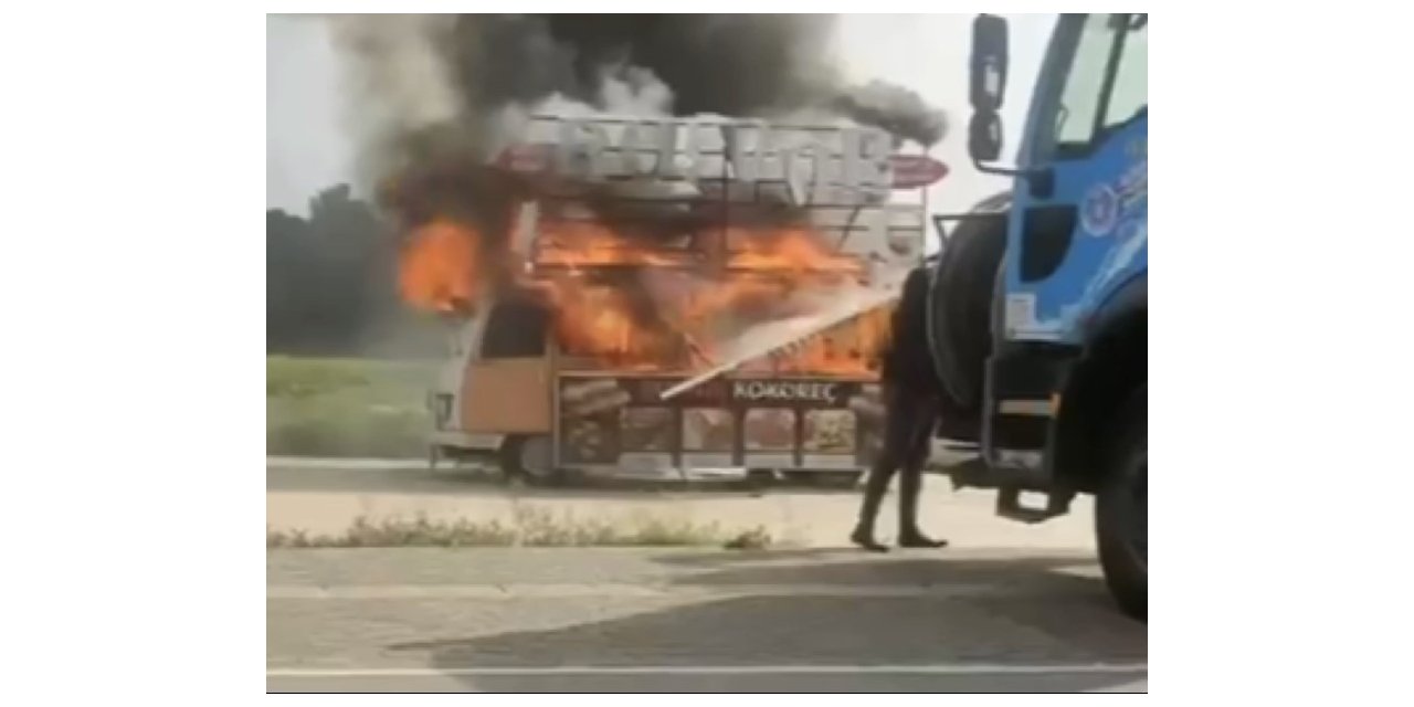 Bursa’da kokoreç aracının alev alev yandığı anlar kamerada