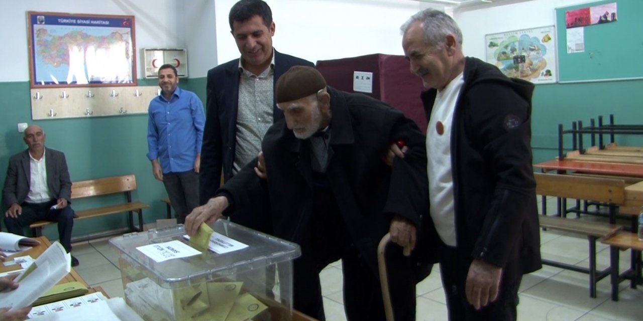 Hastanede “Oyumu vereyim de öyle öleyim” diyen 94 yaşındaki Ali dede sandığa gitti