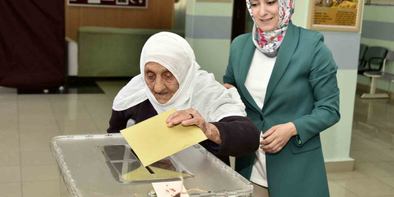 112 yaşında yürüyerek oy vermeye geldi