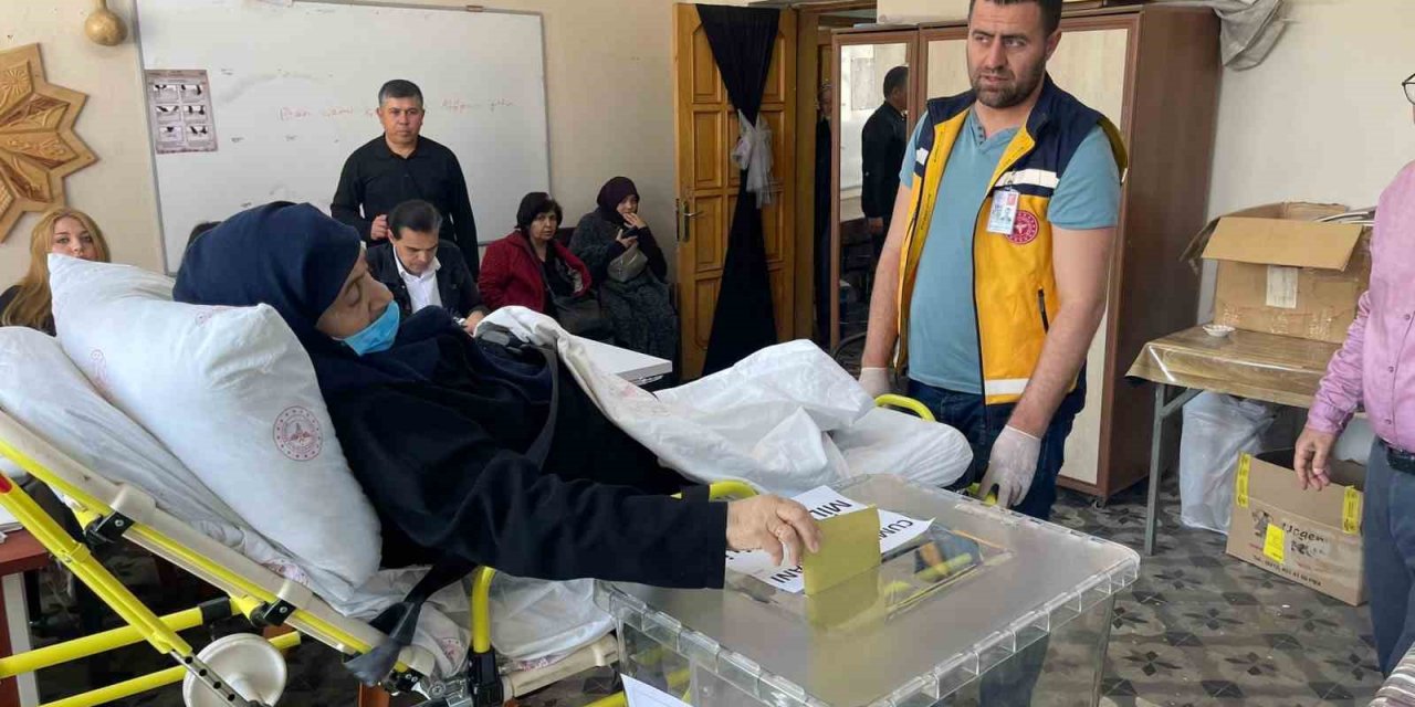 Yatağa bağımlı hastalar sedyeyle oy verecekleri okullara taşınıyor