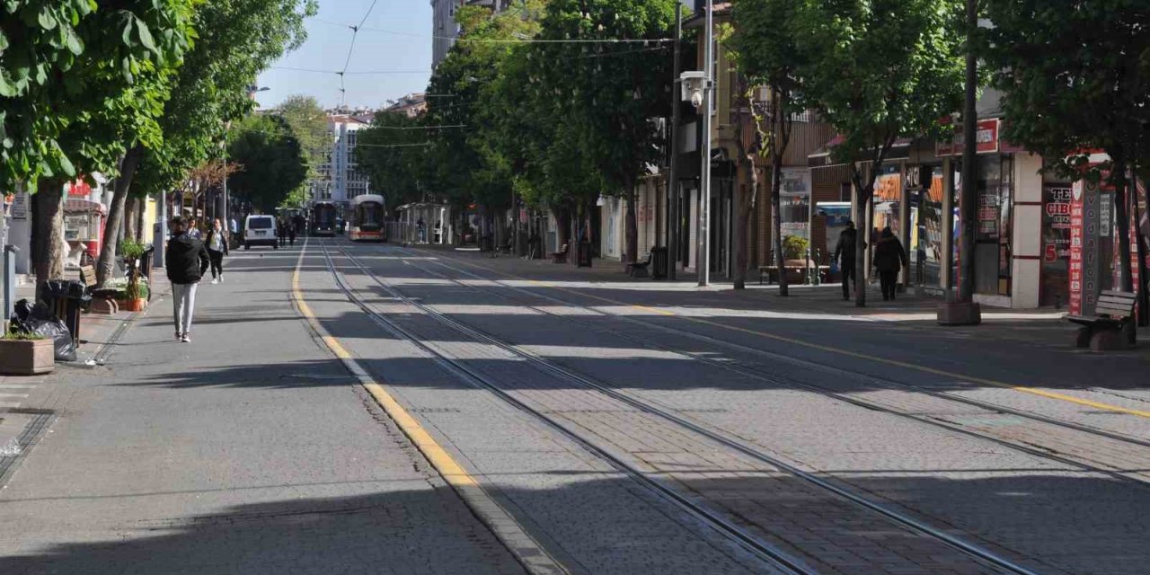 Vatandaşlar oy kullanmaya gidince çarşı sokakları sessizliğe büründü