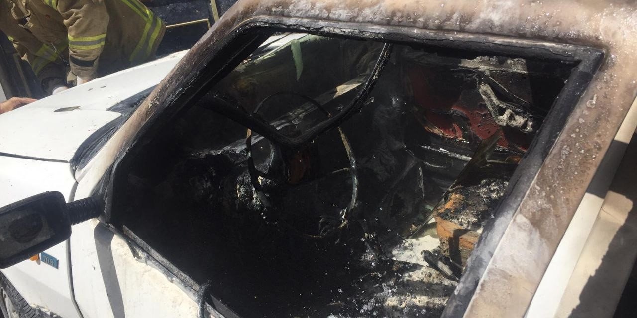 Bandırma’da park halinde araçta yangın çıktı