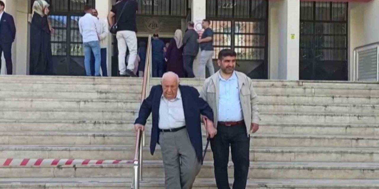 Siirt’te 90 yaşındaki Şükrü amca sandık başına gitti