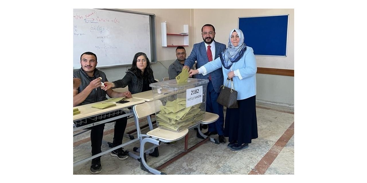 Oyunu annesiyle birlikte kullanan Başkan Yılmaz’dan demokrasi vurgusu