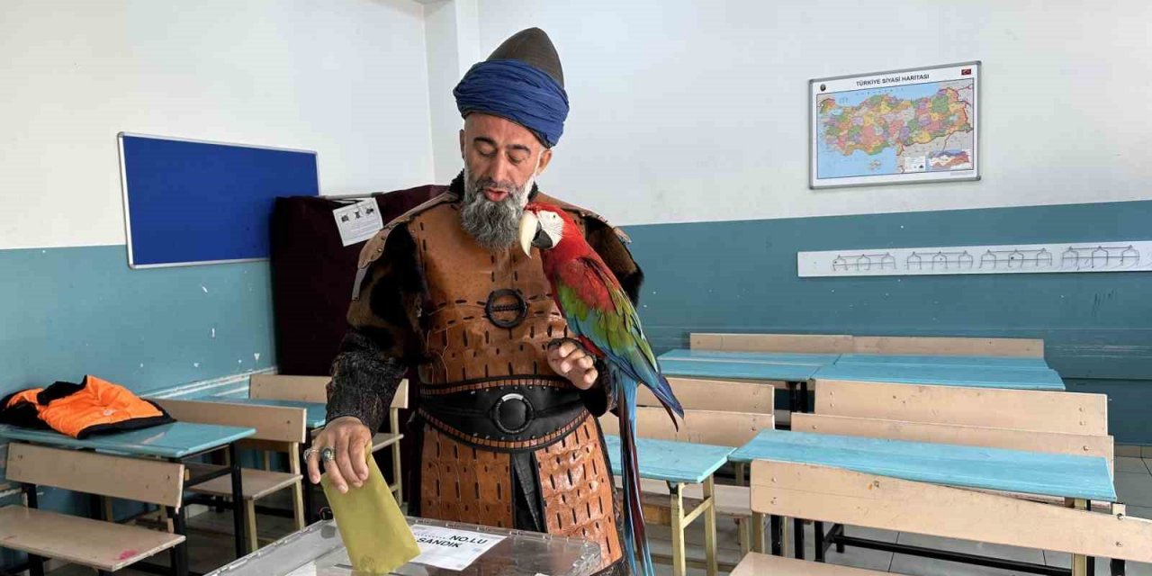 Omuzunda papağanı ile birlikte oy kullanan vatandaş ilgi odağı oldu