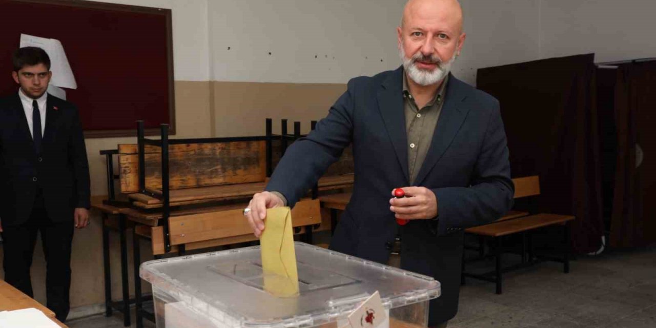 Başkan Çolakbayrakdar, oyunu ailesiyle birlikte kullandı