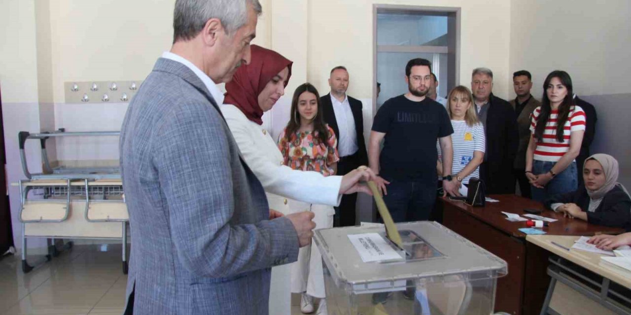 Başkan Tahmazoğlu eşiyle birlikte oyunu kullandı